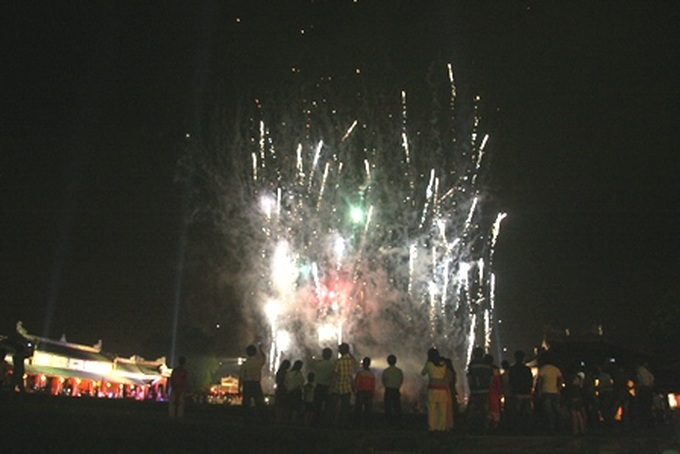 Night festival lights up Hue Royal Palace - 17