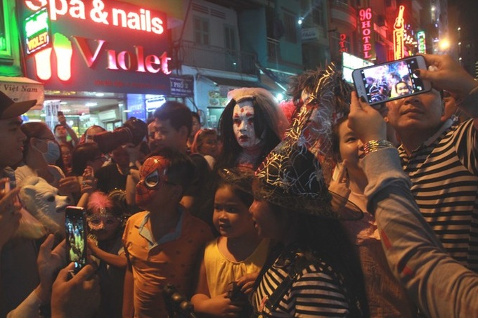 Young people celebrate Halloween - 9