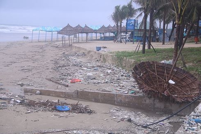 Danang beach covered with waste following torrential rains - 1 Danang beach covered with waste following torrential rains - 1