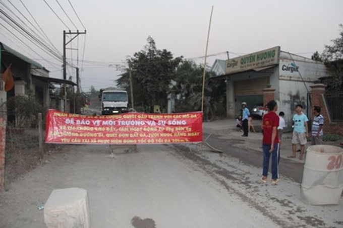 Villagers block access to quarries - 1