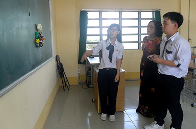 12th graders invent board cleaning robot - 1