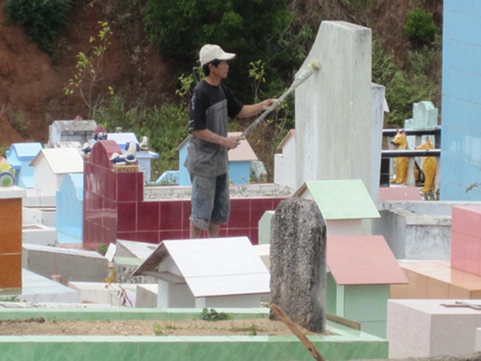 Unemployed clean up graves to earn Tet money - 3