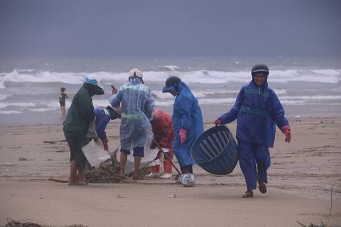 Danang beach covered with waste following torrential rains - 6 Danang beach covered with waste following torrential rains - 6