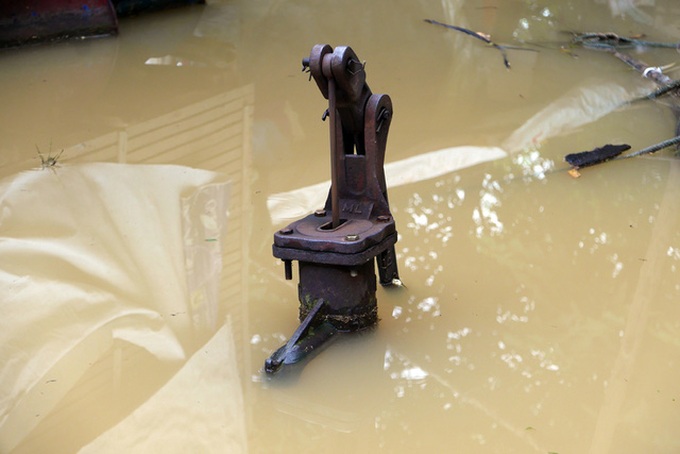 Hanoi river slum in flooding season - 8