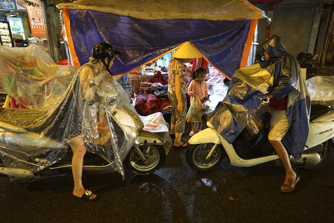 Hanoi's Old Quarter before the Mid-autumn Festival - 10