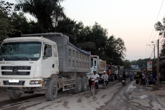 Villagers block access to quarries - 2