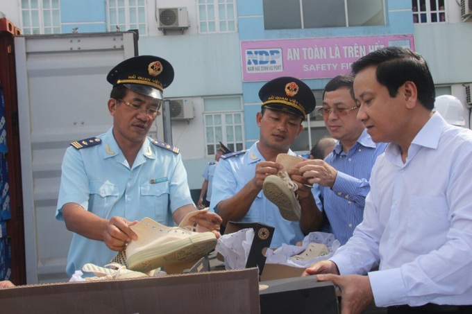 Huge consignment of fake Converse held at Haiphong Port - 1