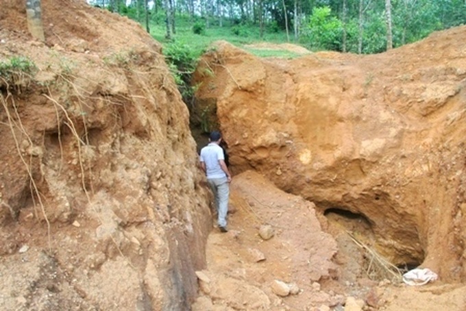 Illegal gold mines ruin rubber plantations - 2