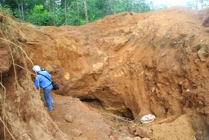 Illegal gold mines ruin rubber plantations - 1