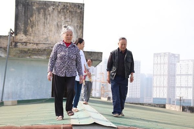 Broken lifts force residents to climb over roof of apartment block - 1