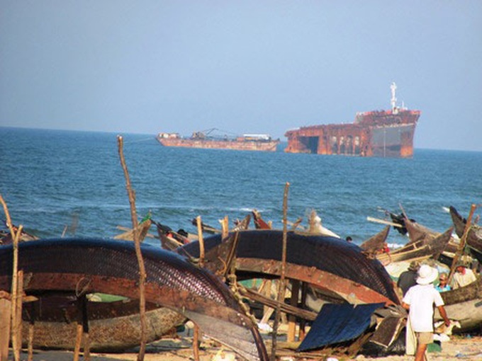 Four divers die during wrecked ship recovery - 1