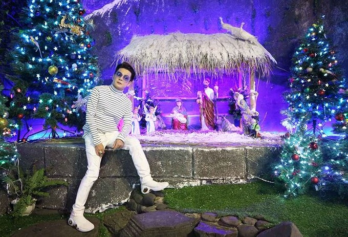 Singer's Christmas house turns big attraction - 9