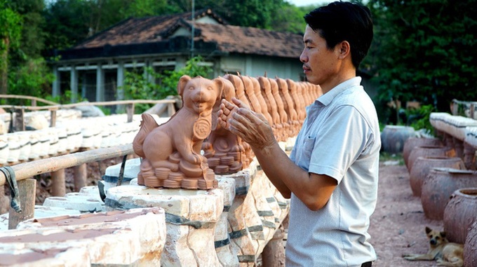 Workers busy to make dog-shaped savings containers - 9