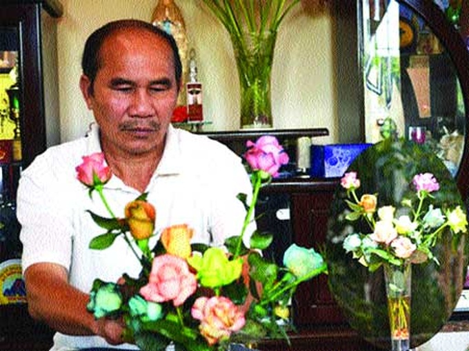 Flower embalmer keeps blooms fresh - 1