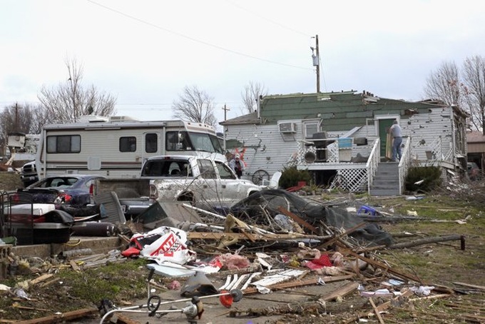 Six dead, one town 'gone' as tornados rip central US - 1 Six dead, one town 'gone' as tornados rip central US - 1