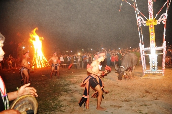 Traditional buffalo stabbing festival in Dak Lak Province - 2 Traditional buffalo stabbing festival in Dak Lak Province - 2