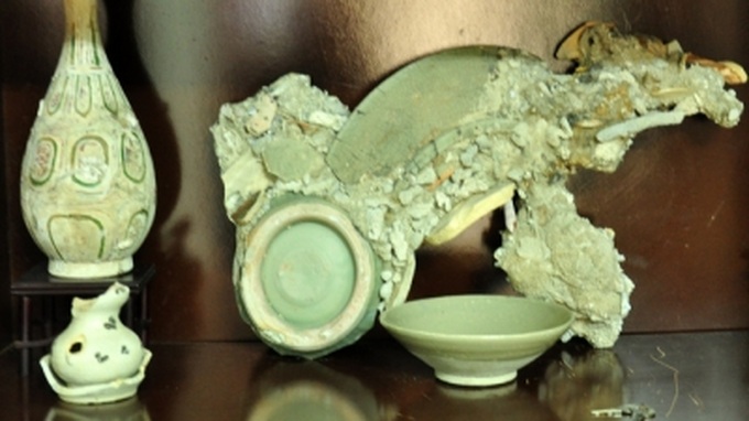 Antiquities found from underwater archaeology on display in Quang Ngai - 1