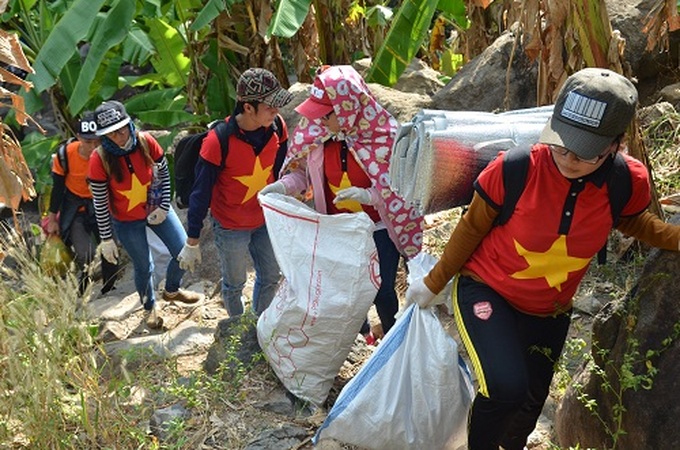 Backpackers clean Ba Den Mountain - 2