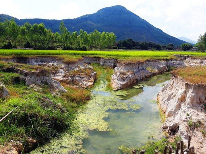 Mining lays waste to central region farmlands - 1 Mining lays waste to central region farmlands - 1