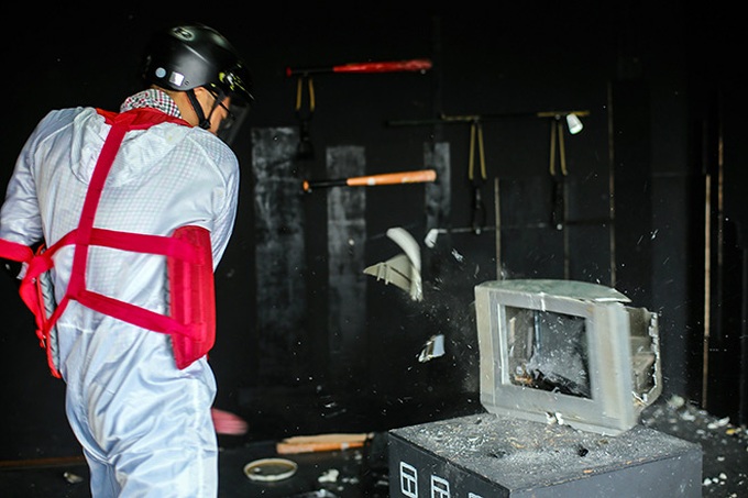 Fury room in Hanoi offers stress relief - 8