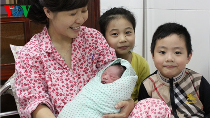 Revellers ring in Lunar New Year across Vietnam - 13