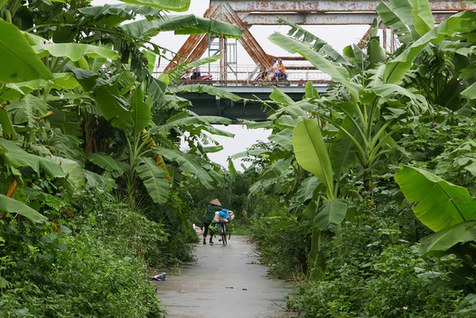 Hanoi river slum in flooding season - 11