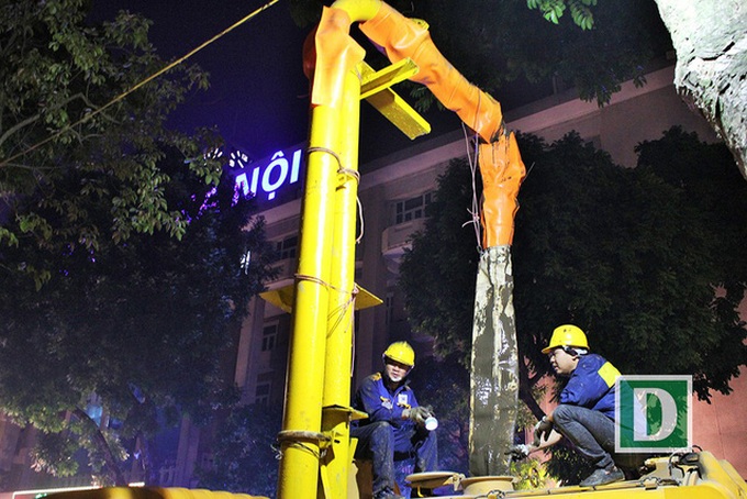 Hundreds of workers dredge Hoan Kiem Lake overnight - 4