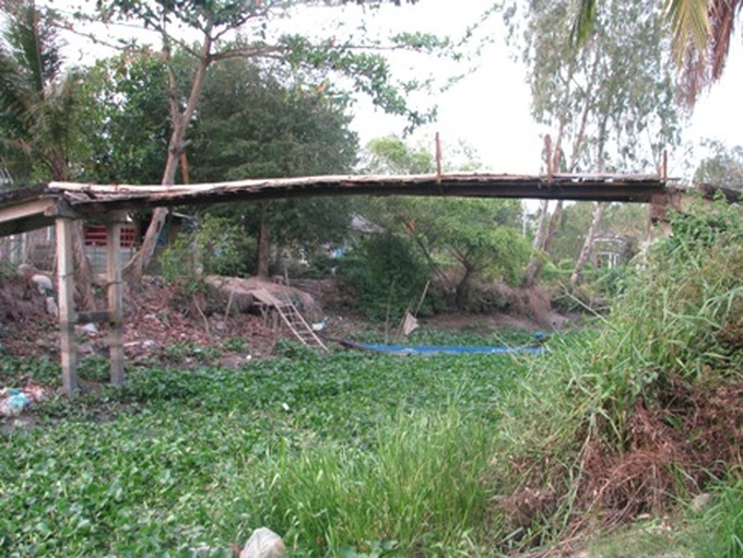 Students, residents of Bac Lieu waste hours avoiding dangerous bridge - 1