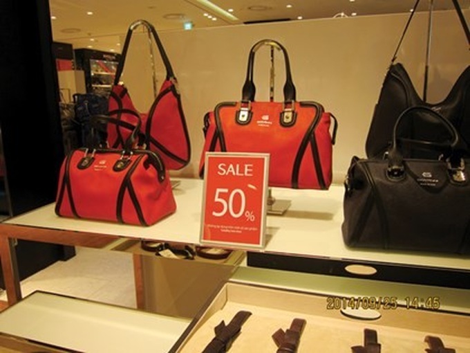 Lotte Centre Hanoi has a slump after its opening - 2