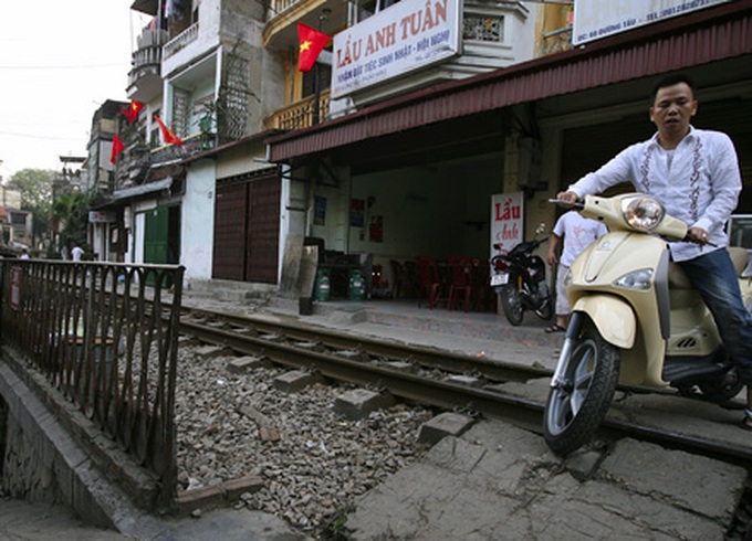Hanoi life on the tracks - 15 Hanoi life on the tracks - 15
