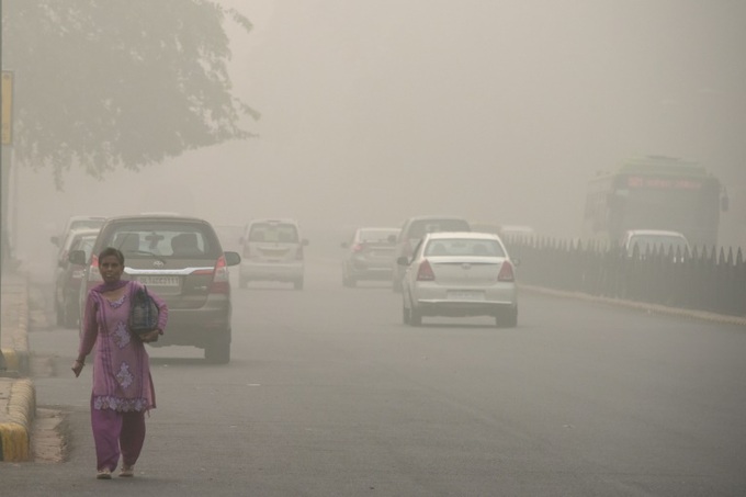 Schools shut amid health emergency as smog blankets India's capital - 1