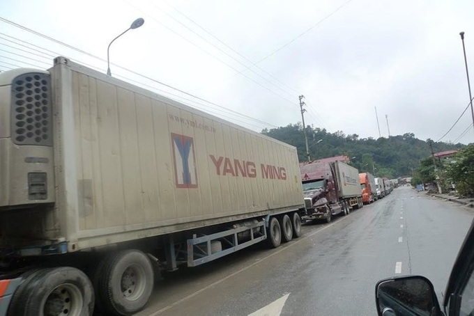 Fruit trucks stuck at Chinese border - 1