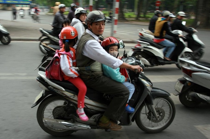 Hanoi police start clamping down on children helmet rules - 3 Hanoi police start clamping down on children helmet rules - 3