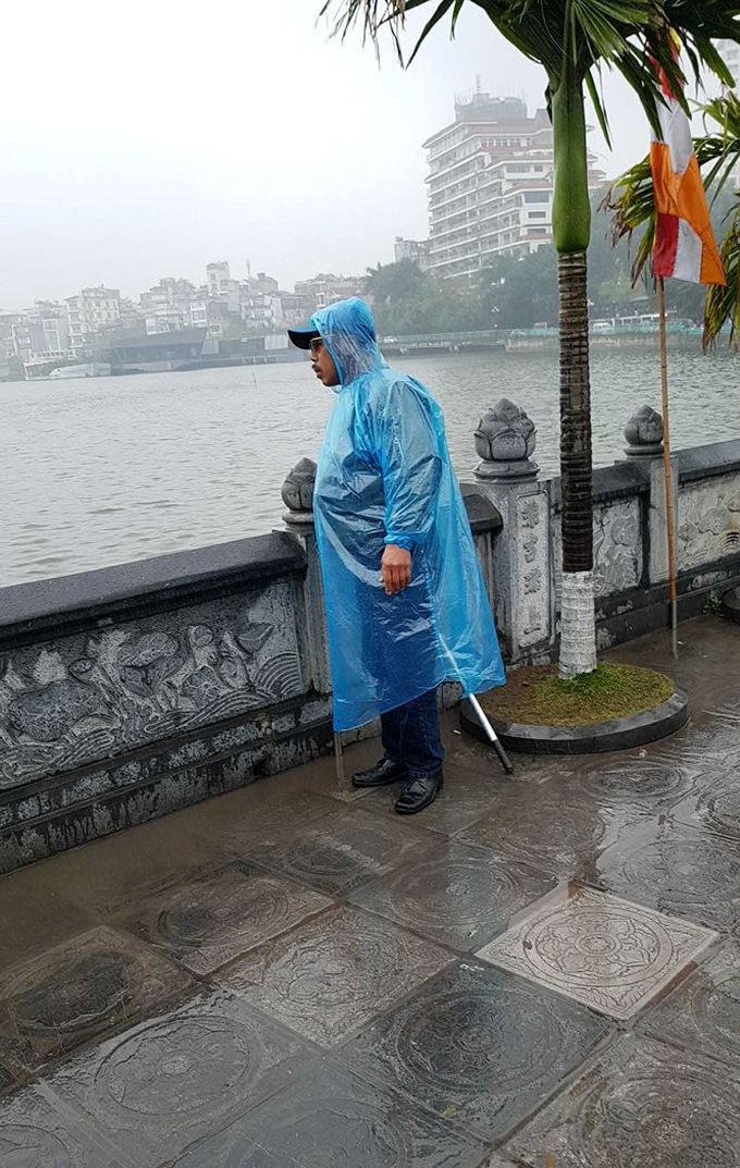 Released fish, turtles caught for sales again in front of Hanoi pagoda - 6