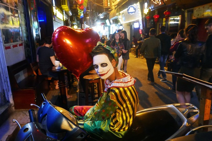 Young people celebrate Halloween - 7