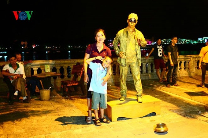 Hue pedestrian street appeals to tourists - 17