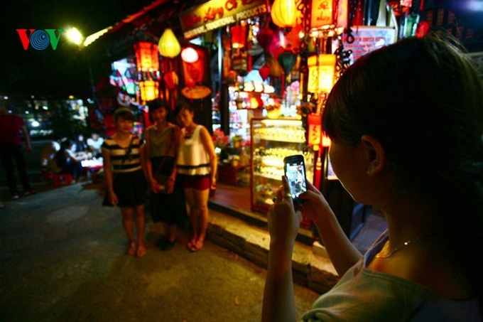 Hue pedestrian street appeals to tourists - 18