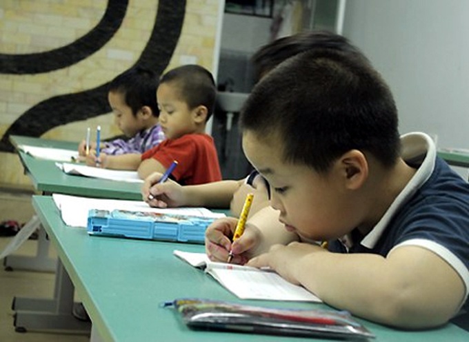 Vietnamese students rank 5th worldwide in extra learning time - 1
