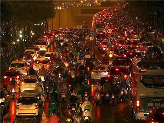 Rainy weather paralyses Hanoi's streets - 5
