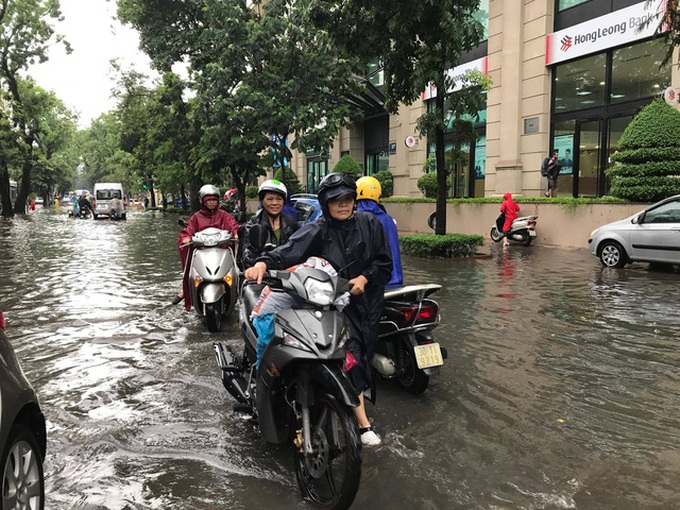 Heavy rain submerges Hanoi streets - 4 Heavy rain submerges Hanoi streets - 4