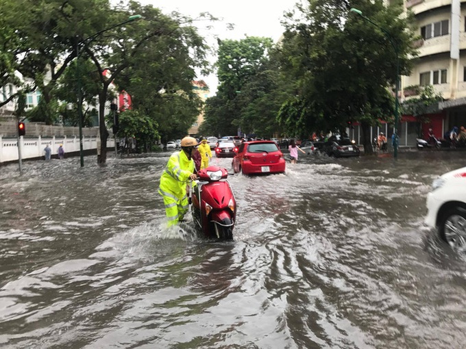 Heavy rain submerges Hanoi streets - 8 Heavy rain submerges Hanoi streets - 8