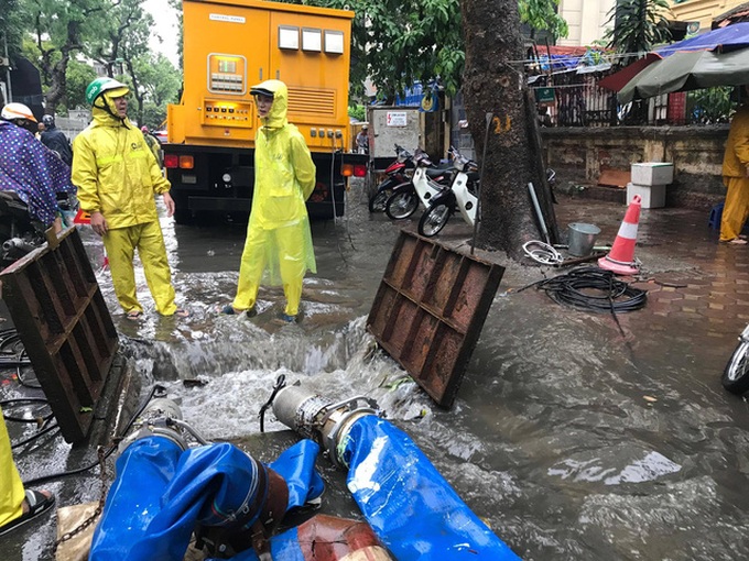 Heavy rain submerges Hanoi streets - 10 Heavy rain submerges Hanoi streets - 10