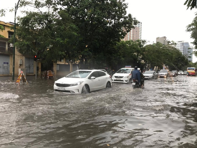 Heavy rain submerges Hanoi streets - 7 Heavy rain submerges Hanoi streets - 7
