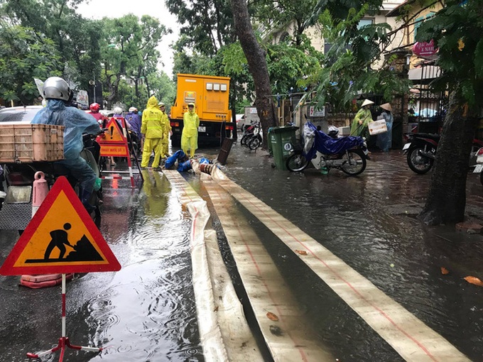 Heavy rain submerges Hanoi streets - 11 Heavy rain submerges Hanoi streets - 11