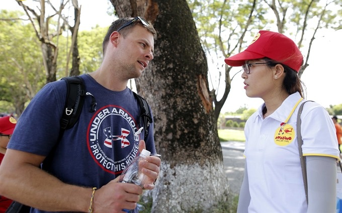 Young mom's tours help children practise English - 1