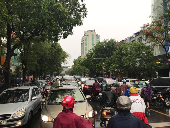 Heavy rain submerges Hanoi streets - 5 Heavy rain submerges Hanoi streets - 5
