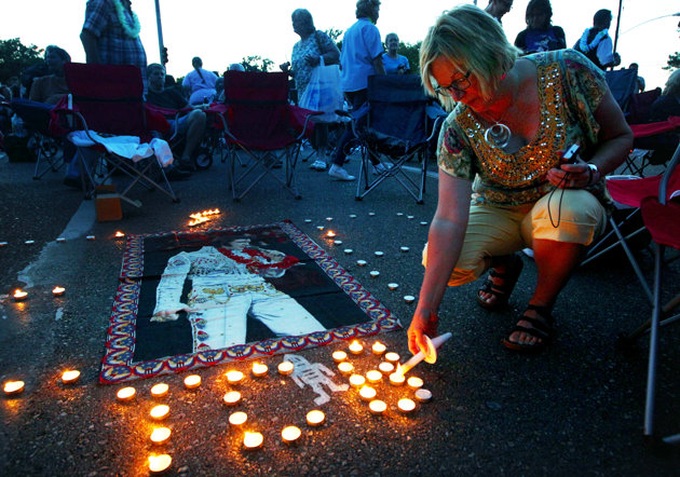Thousands honor Elvis Presley at Graceland vigil - 1
