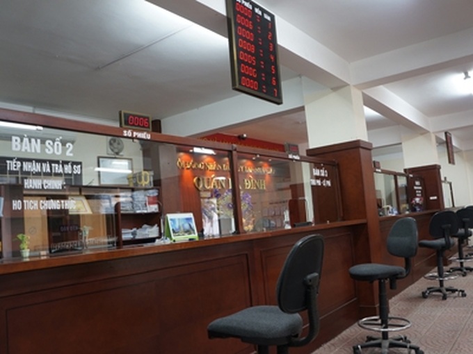 People desert offices for pagodas and post-Tet parties - 1