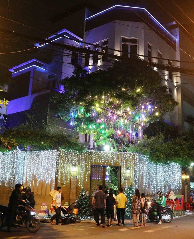 Singer's Christmas house turns big attraction - 1