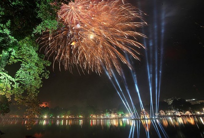 Restaurants around Hoan Kiem Lake sell tickets for firework display - 1